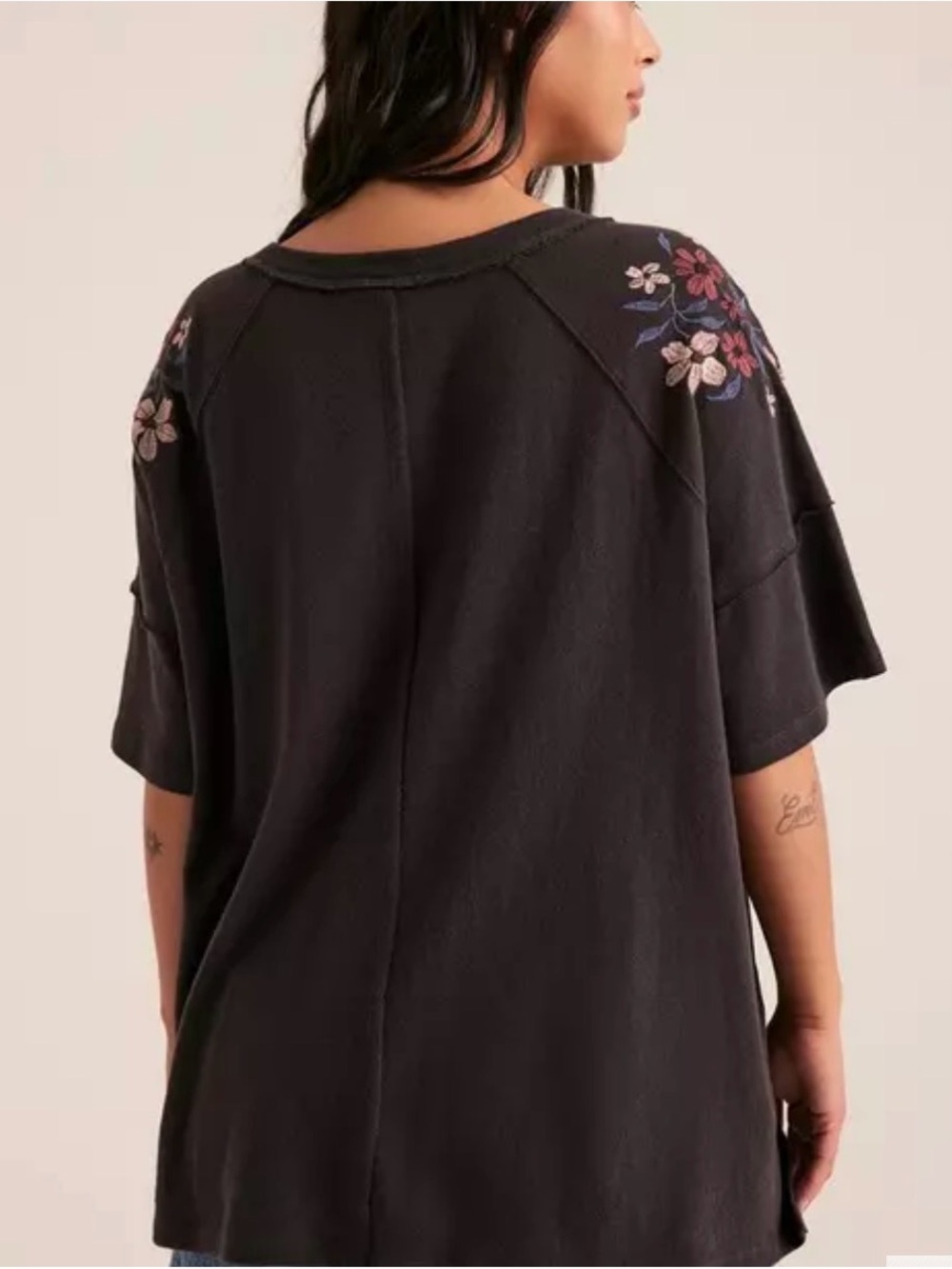 Festi by Torrid black/gray short sleeve tee with floral embroidery Torrid Size 3 - Picture 4 of 9